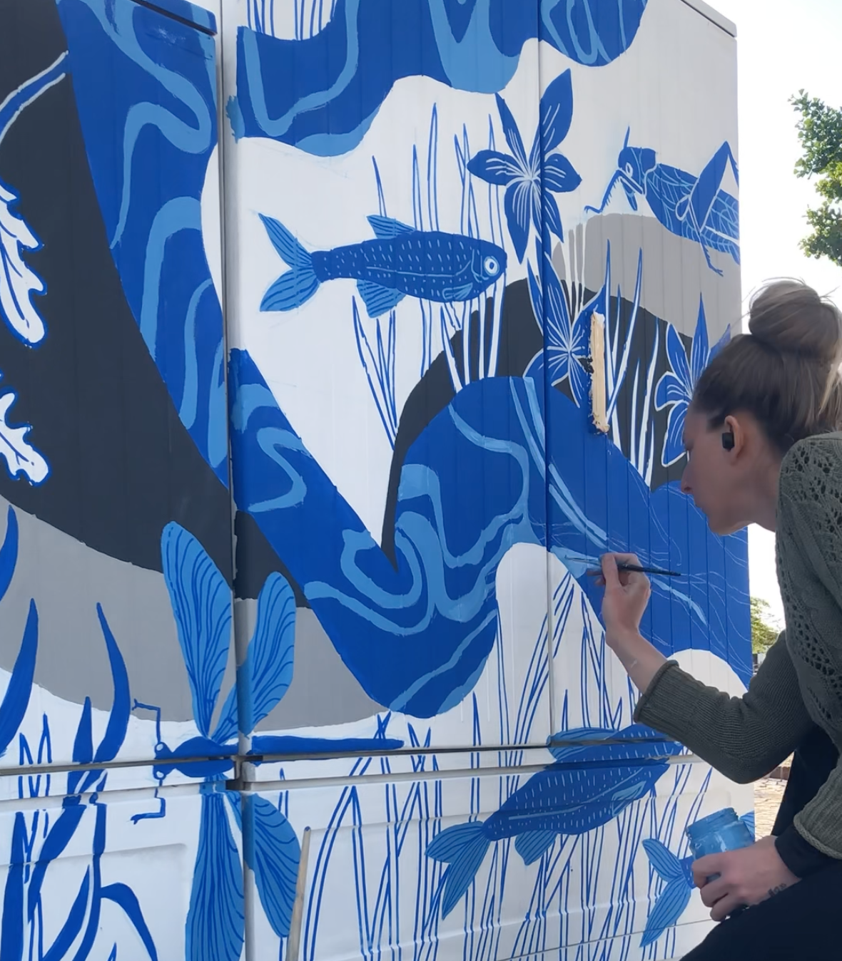 Fresque urbaine poétique dans un espace public par Lujaam Studio