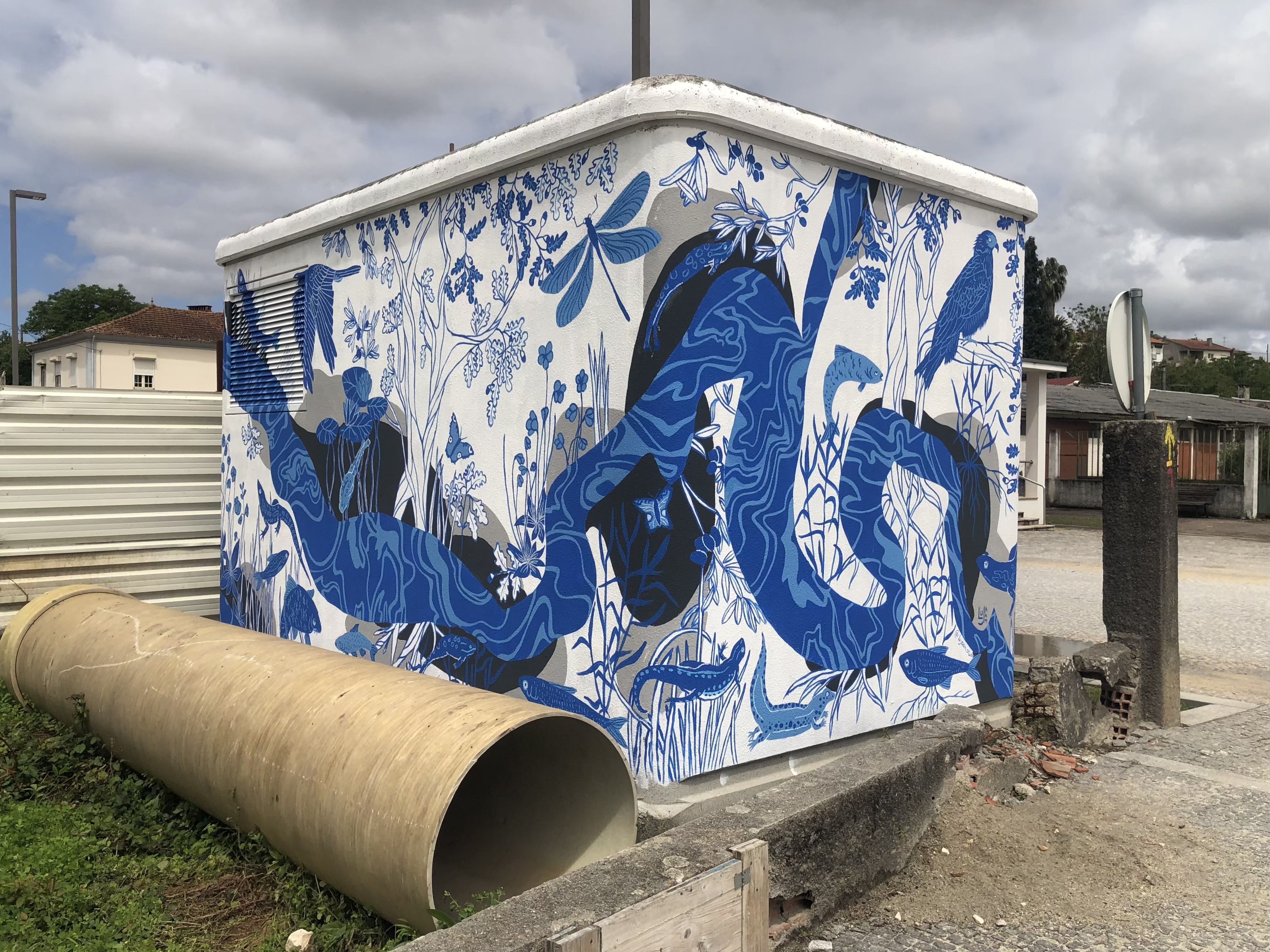 Fresque murale poétique inspirée par la nature dans un espace public et réalisée par Lujaam Studio