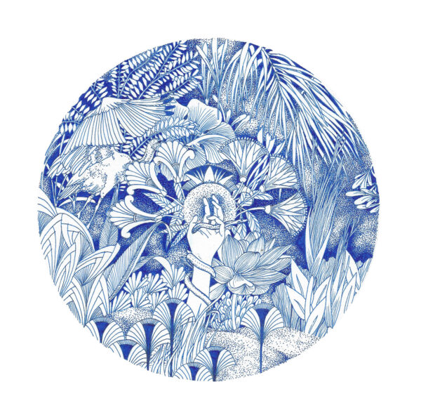 Illustration bleue Cléopatra représentant une main tenant une sphère rayonnante, entourée de motifs végétaux inspirés de l’univers de Cléopâtre.