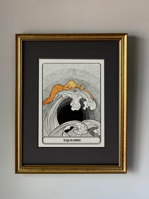 Sur l'oracle Équilibre, une femme nue repose paisiblement sur une vague en mouvement, entourée de tourbillons aquatiques et d'une lumière sereine.