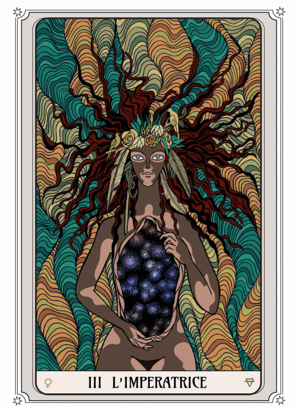 Illustration tarot L’Impératrice, représentant une femme couronnée de fleurs, tenant un univers étoilé sur un fond aux motifs organiques.