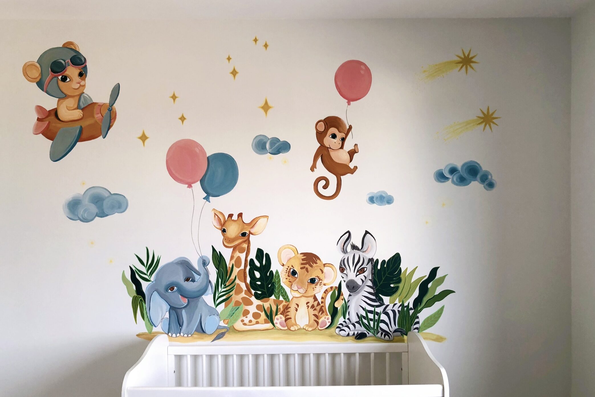 La fresque baby savane est un univers doux et ludique avec une variété d'animaux de la savane aux traits enfantins pour veiller sur le nouveau né.