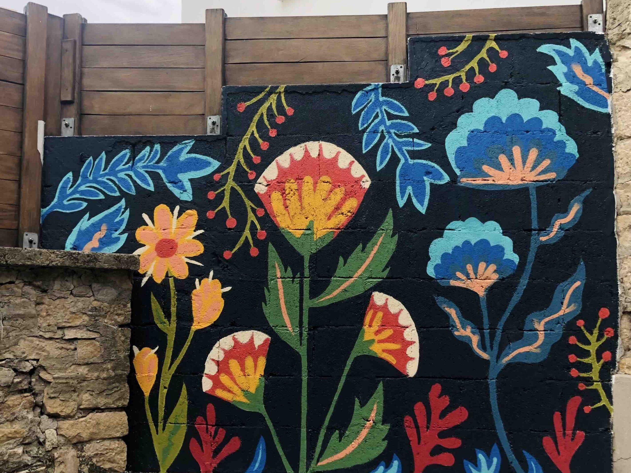 La fresque de jardin urbain est un design simple et vibrant afin d'apporter une touche de couleur et de nouveauté.