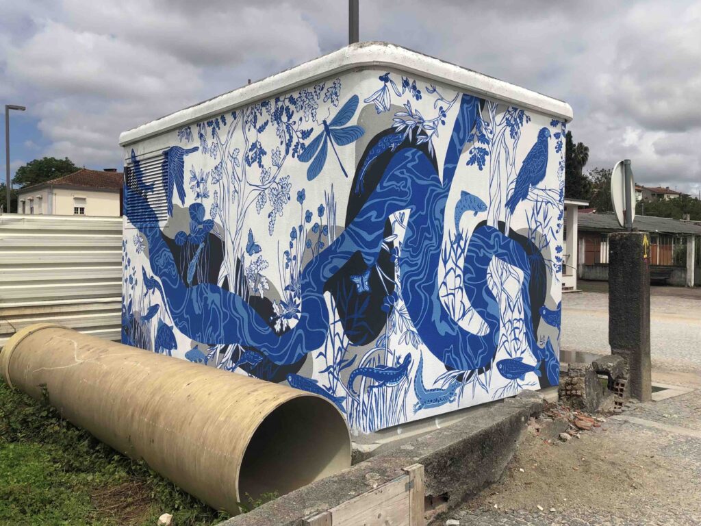 La fresque Raizes Com Arte est située à Agueda, Portugal. Le tracé de la rivière est ponctué par la flore et la faune emblématique locale.