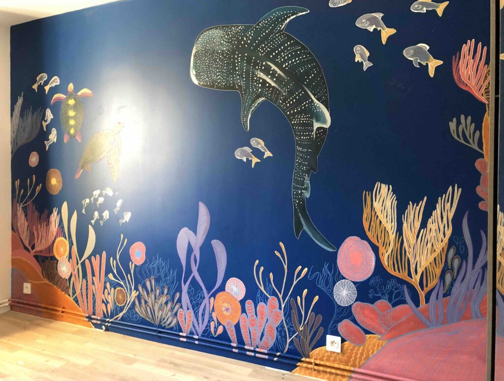 La fresque Océan est destinée à une chambre d'enfant. Elle invite au rêve et transporte dans un nivers merveilleux.