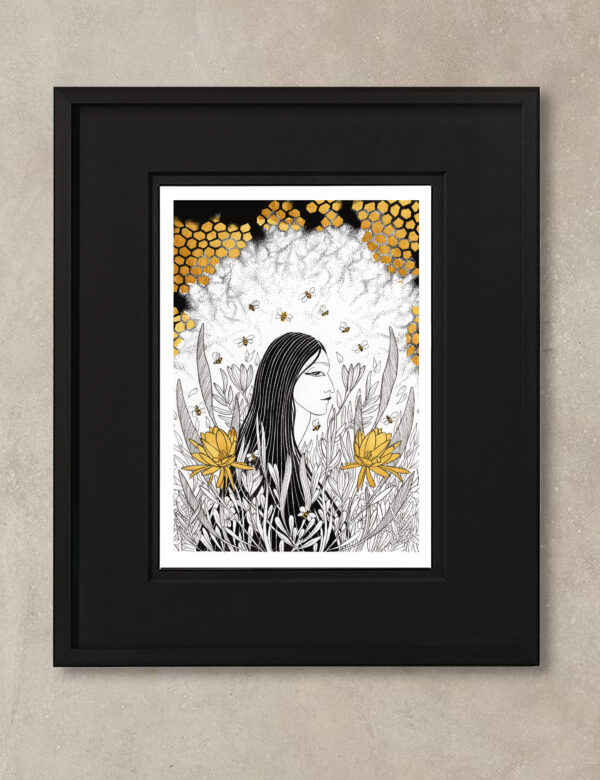 Illustration astro Vierge représentant une femme entourée de fleurs et d’abeilles dorées, avec des motifs de rayons de miel en arrière-plan.