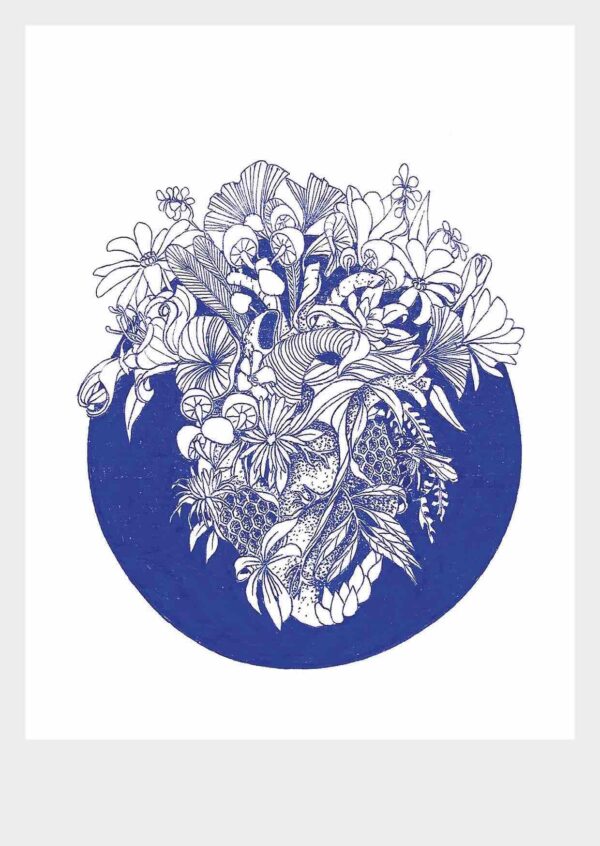 Carte de voeux Cœur : illustration détaillée d’un cœur végétal en bleu profond, composé de fleurs, fruits et feuillages entrelacés.