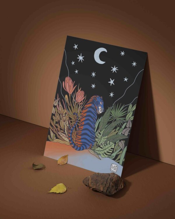 Carte postale Sassy Tiger : illustration d’un tigre bleu et orange assis dans une jungle sous une lune en croissant et un ciel étoilé.