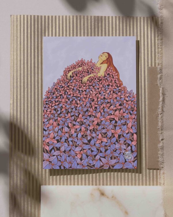 Carte postale Printemps, illustration d’une femme allongée dans un champ de fleurs roses et violettes, représentant l’éveil et la beauté du printemps.