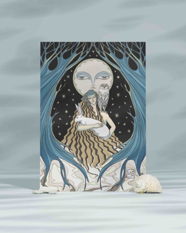 Carte postale hiver: illustration d’une femme sous une pleine lune expressive, tenant un lièvre blanc, avec un hibou perché sur son bras.