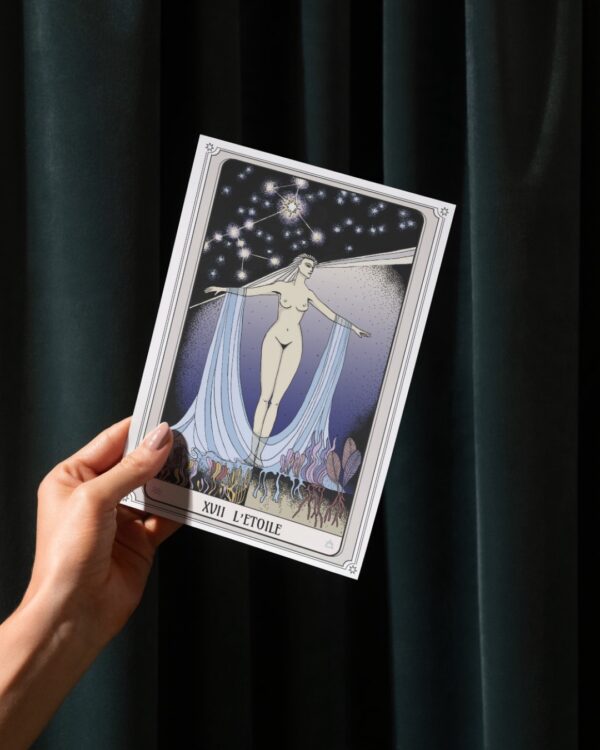 Illustration tarot L’Étoile : une femme lumineuse sous un ciel étoilé, tenant des voiles translucides au-dessus de coraux colorés.