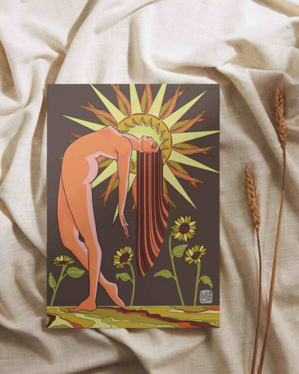 Carte postale Été : illustration d’une femme en extension sous un soleil rayonnant, avec de longs cheveux et des tournesols, aux couleurs chaudes.