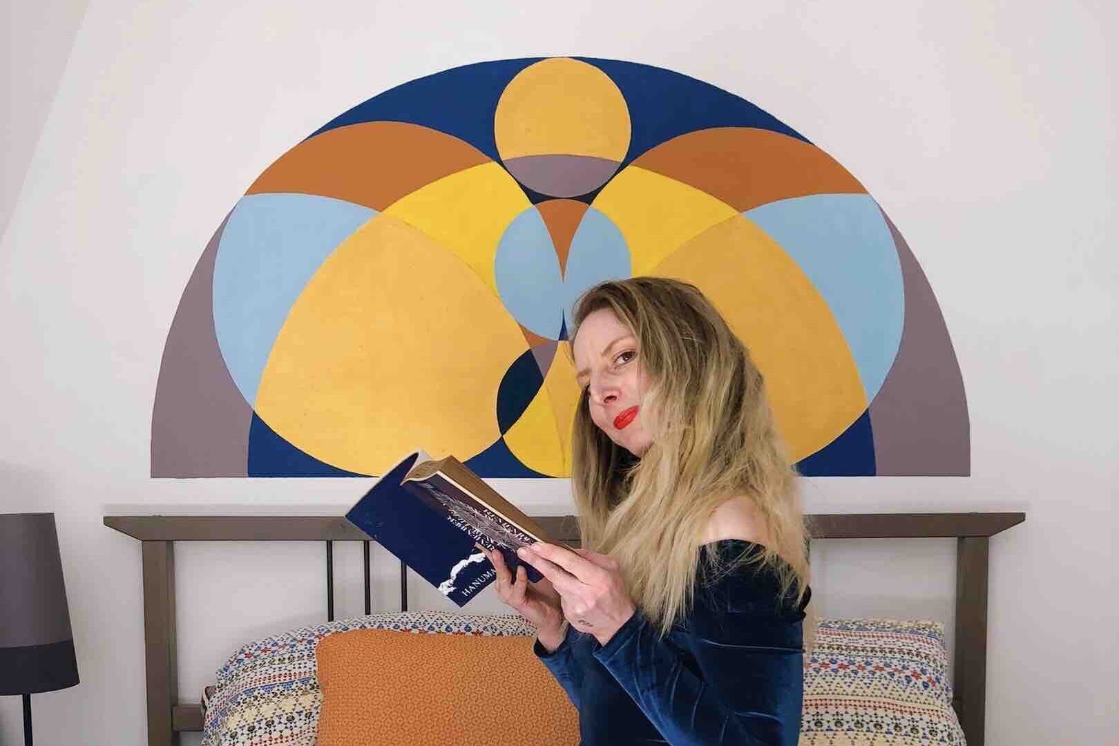 Fresque en motif géométrique dans le style art déco pour former une tête de lit sur mesure originale et unique.