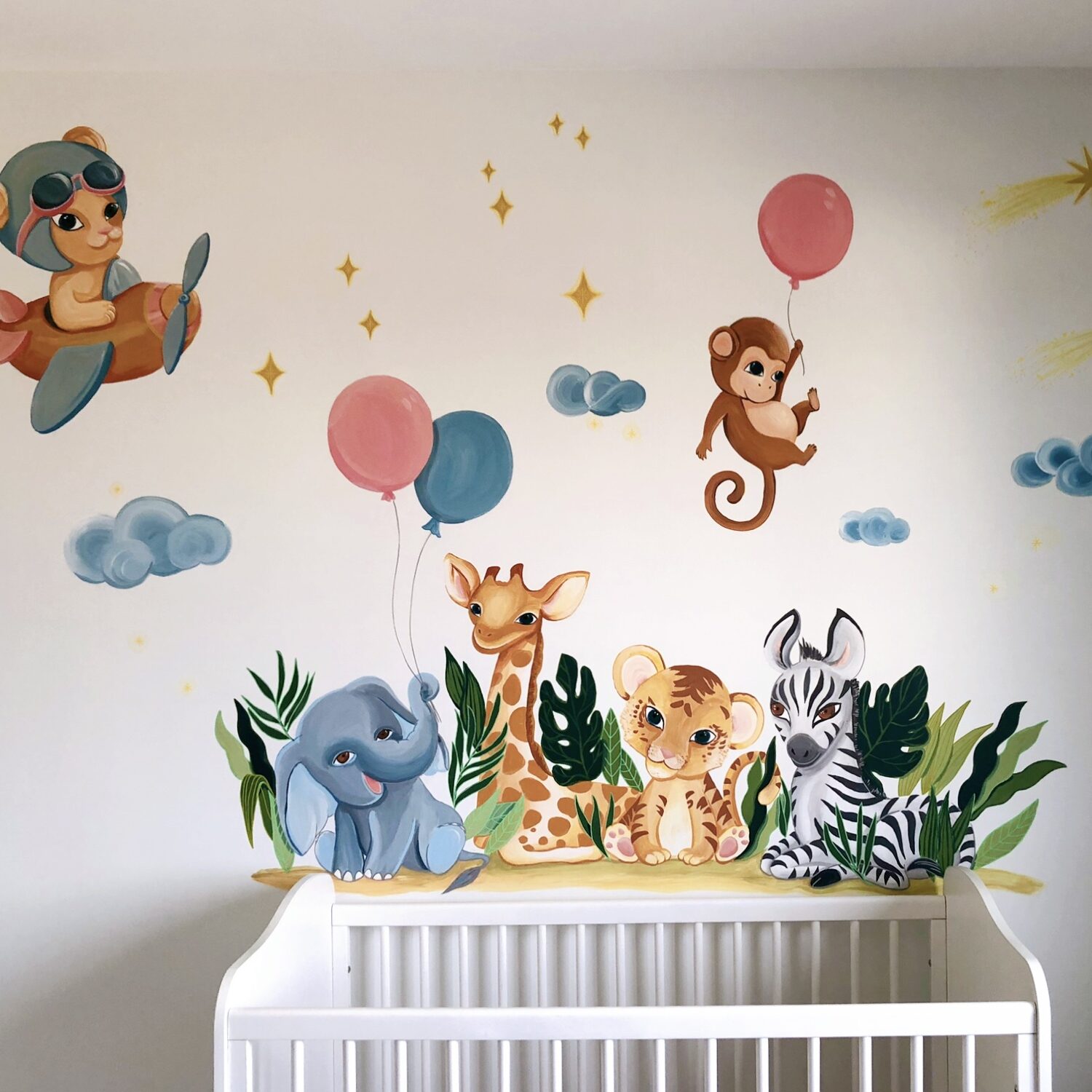 La fresque baby savane est un univers doux et ludique avec une variété d'animaux de la savane aux traits enfantins.