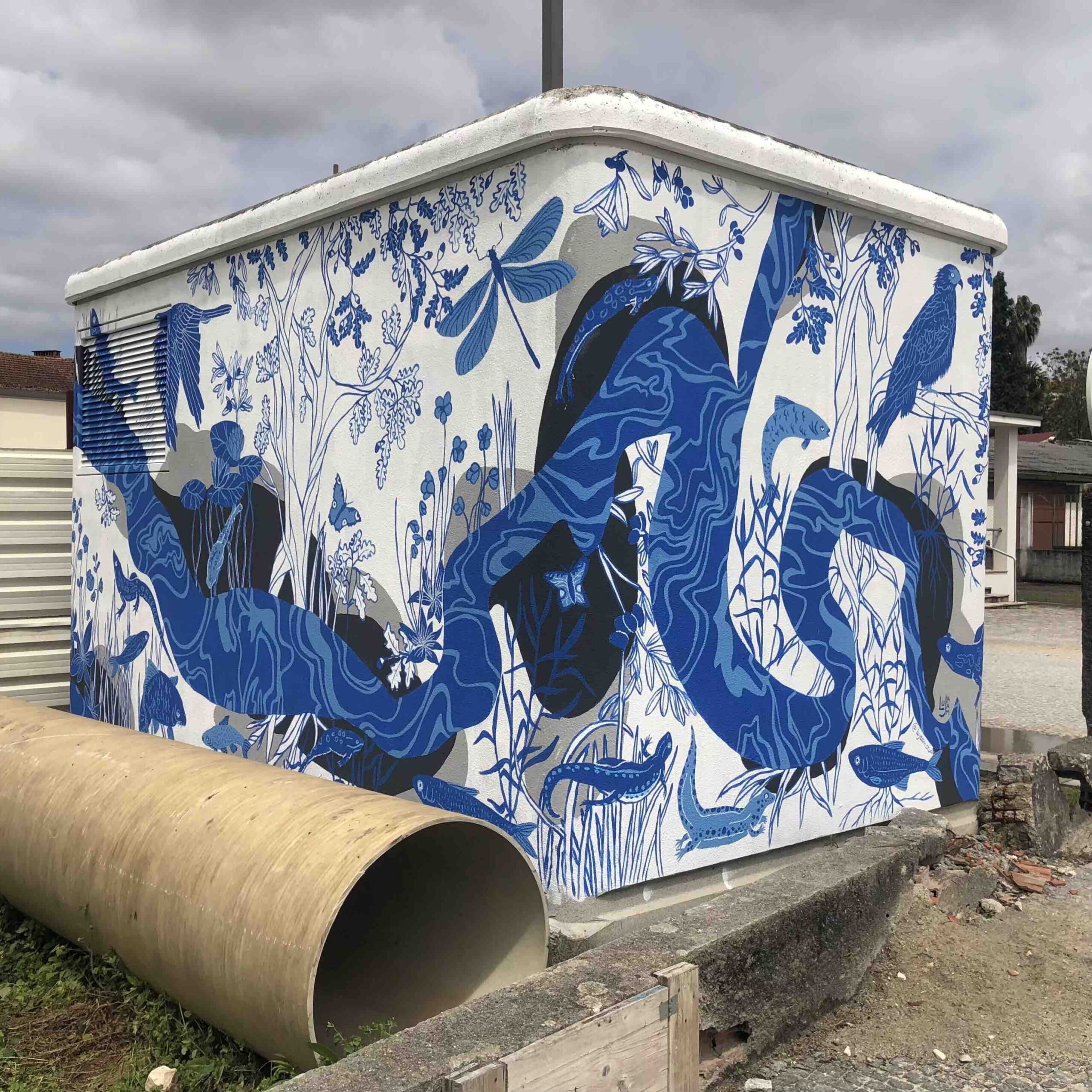 Dans la fresque Raizes Com Arte, on peut suivre le tracé de la rivière en continue ponctué par des espèces de flore et de faune emblématiques locales.