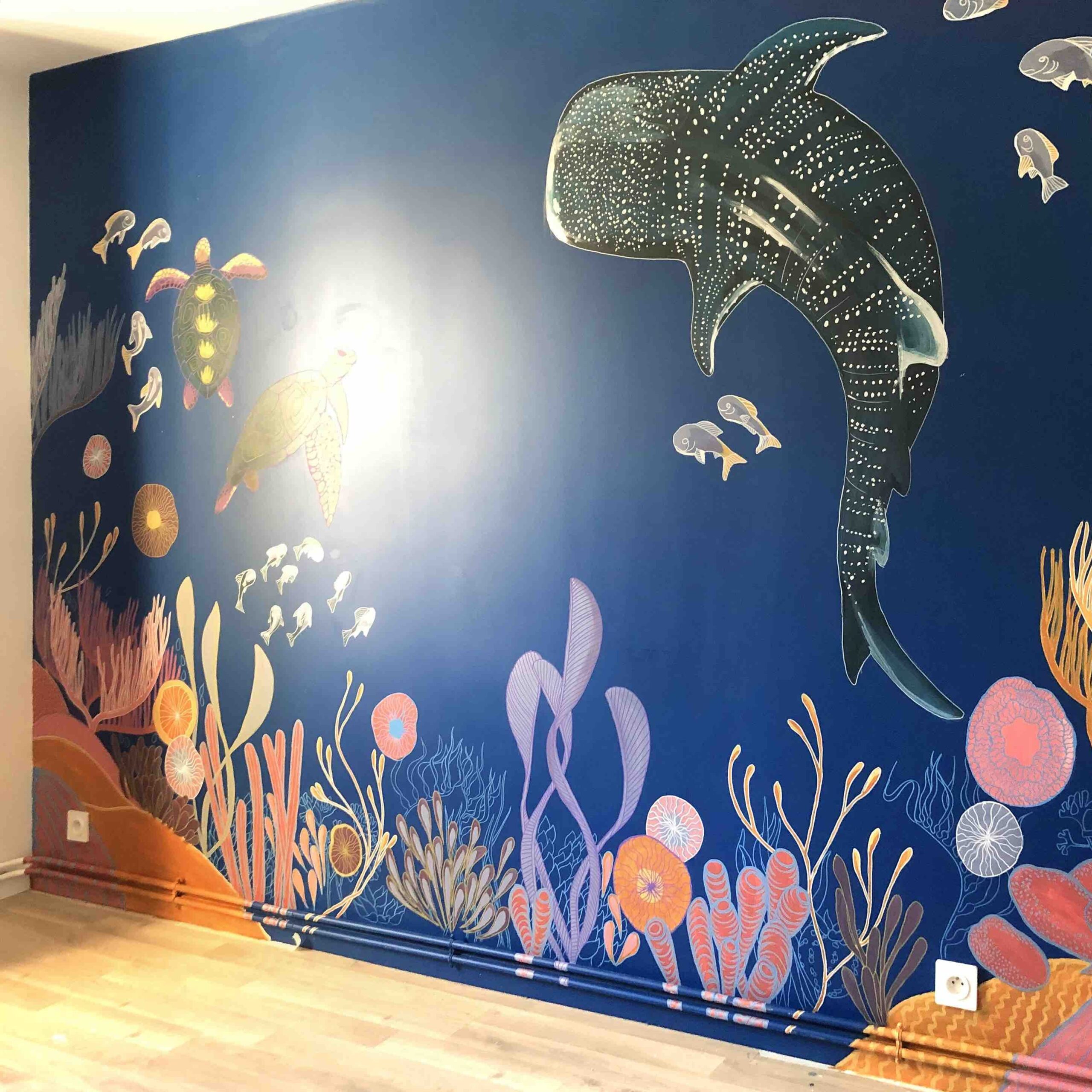 Fresque Sous l'Océan pour une chambre d'enfant : variété d'animaux marins et de coraux colorés, elle vous plonge dans un monde de rêverie.
