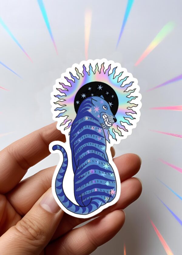 Sticker holographique Tigre magique avec un tigre bleu espiègle, un halo rayonnant et des étoiles scintillantes.
